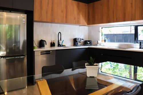 Η κουζίνα ή μικρή κουζίνα στο Luxe Modern Large Bedroom with Shared Kitchen and Amenities