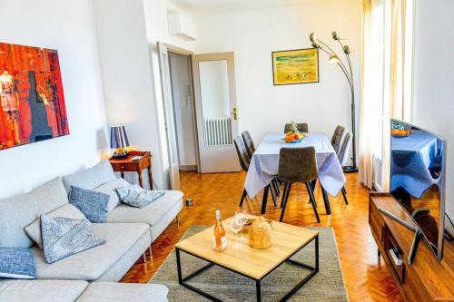 un salon avec un canapé et une table dans l'établissement Eugénie - Gorgeous sea view AC WiFi - by TGB, à Ajaccio