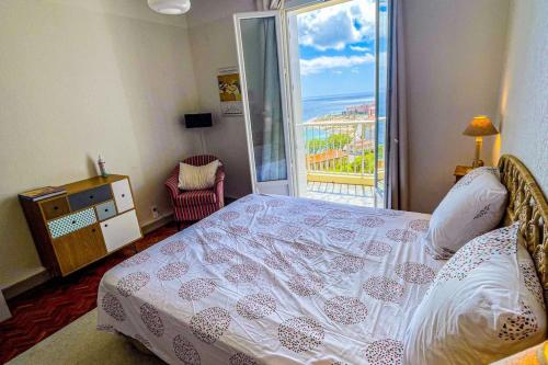 une chambre avec un lit et un balcon avec vue dans l'établissement Eugénie - Gorgeous sea view AC WiFi - by TGB, à Ajaccio