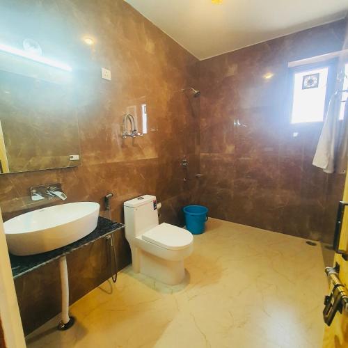 a bathroom with a toilet and a sink at Ekaant Stays - Manali in Manāli