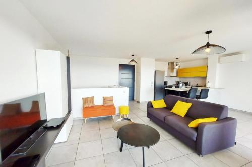 un salon avec un canapé et une table dans l'établissement Kiara - Beach by foot terrace Isolella - by TGB, à Pietrosella