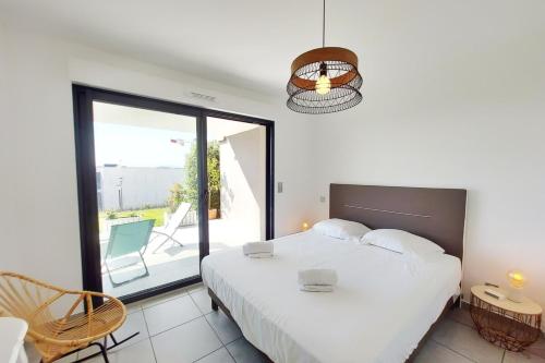 une chambre avec un grand lit et un balcon dans l'établissement Kiara - Beach by foot terrace Isolella - by TGB, à Pietrosella