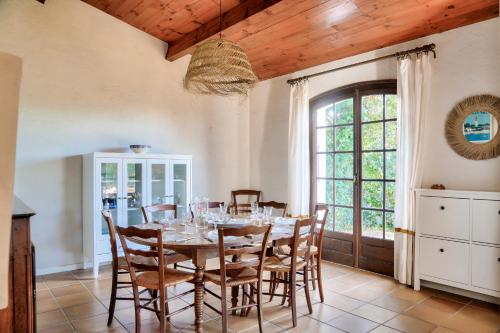 une salle à manger avec une table et des chaises et une fenêtre dans l'établissement Vue sur Bassin - Maison pour 8, à Andernos-les-Bains
