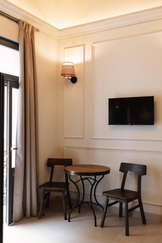 Airy Athens Suitesにあるテレビまたはエンターテインメントセンター