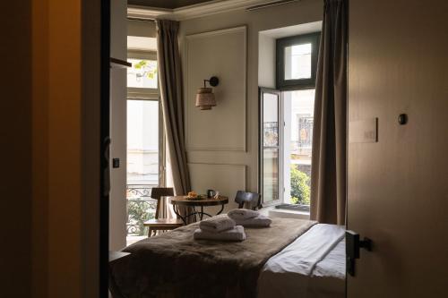 Airy Athens Suitesにあるベッド
