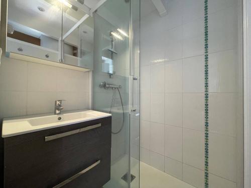 une salle de bain avec un lavabo et une douche en verre dans l'établissement Appartement 2 pièces cabine 5 couchages ST CYPRIEN SC895-30A, à Saint Cyprien Plage