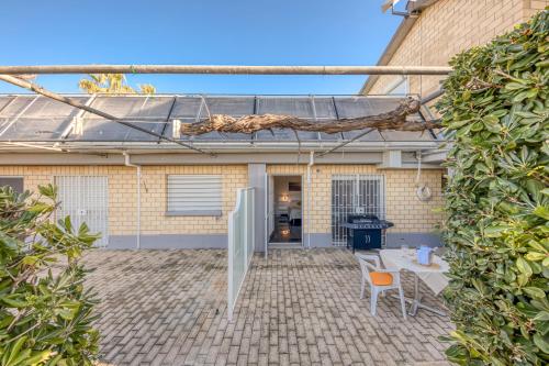 a backyard of a house with a table and chairs at Residence Margherita in Ugento
