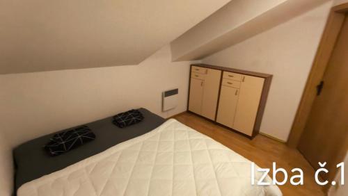 Ένα ή περισσότερα κρεβάτια σε δωμάτιο στο Apartmán pri lanovke Nová Hoľa L&F Donovaly Tatran
