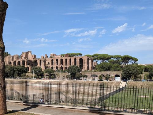 a building with a fence in front of it at MagicHouse 2 Camere 2 Bagni -15 min Colosseo in Rome