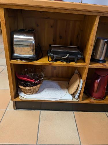 a wooden shelf with a gun and a toaster at Gerlitzen Ferienappartement Paul im Ski- und Wandergebiet, Kanzelhöhe, Ossiacher See in Deutschberg