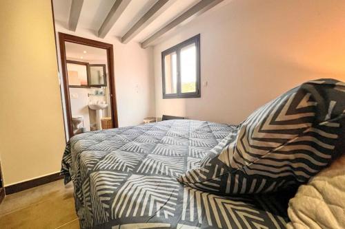 une chambre avec un lit et un canapé dans l'établissement Nadia - Terrace with sea view Zen - by TGB, à Porticcio