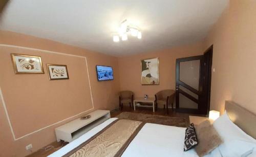 a bedroom with a bed and a table in it at Apartament Central in Piatra Neamţ