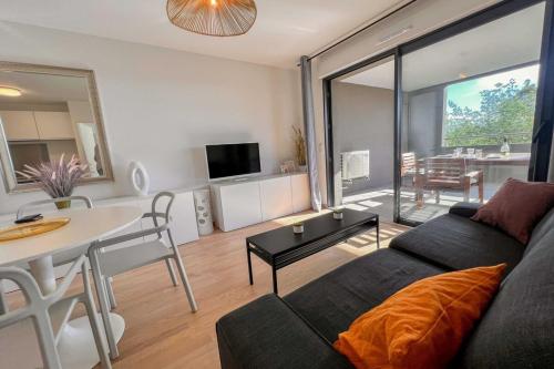 un salon avec un canapé et une table dans l'établissement Ornella - Terrace Wifi Cozy - by TGB, à Ajaccio