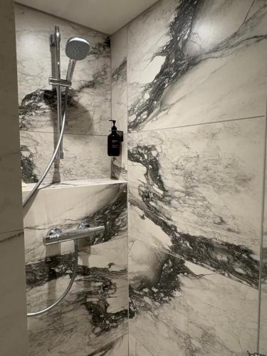 Et badeværelse på Appartement esprit chalet avec balcon centre La Clusaz