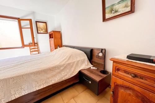 - une chambre avec un lit, une commode en bois et un lit sidx sidx dans l'établissement Manon - Beach by foot Terrace with sea view, à Pietrosella