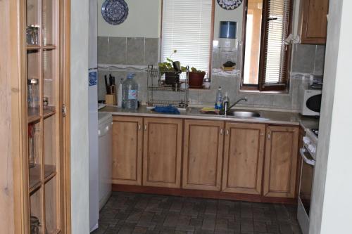 Кухня или кухненски бокс в Guest House Brezata - Betula