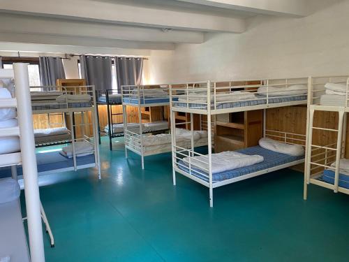 un groupe de lits superposés dans une pièce dans l'établissement Auberge de Jeunesse - Les Carlines I, à Vars
