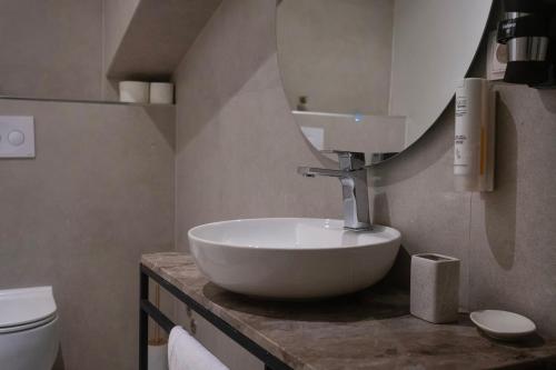 Un baño de Nam Hotel