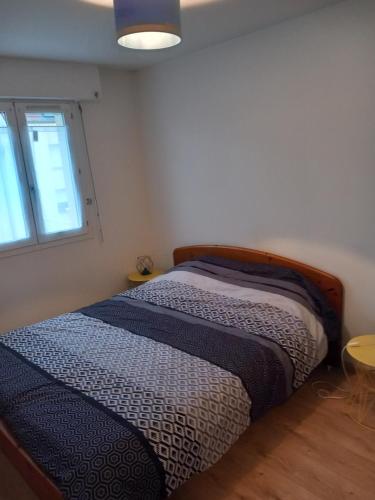 un lit dans une chambre avec une fenêtre dans l'établissement Apparemment Amiens F2, à Amiens