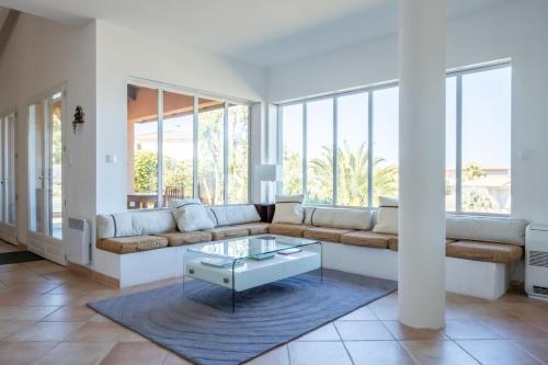 un salon avec un canapé et une table basse dans l'établissement Caonia - Pool with sea view Beach - by TGB, à Pietrosella