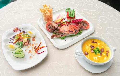 een tafel met twee borden eten en een kop soep bij Lavendish Beach Resort in Unawatuna