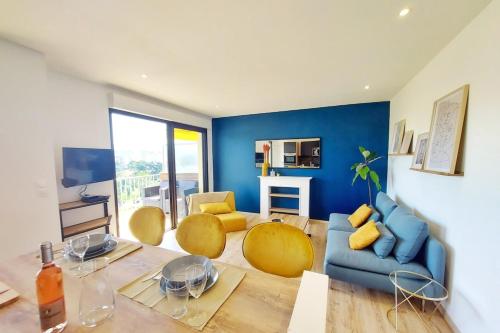- un salon avec des murs bleus, un canapé et des chaises bleus dans l'établissement Marlene - Terrace Free Parking - by TGB, à Ajaccio