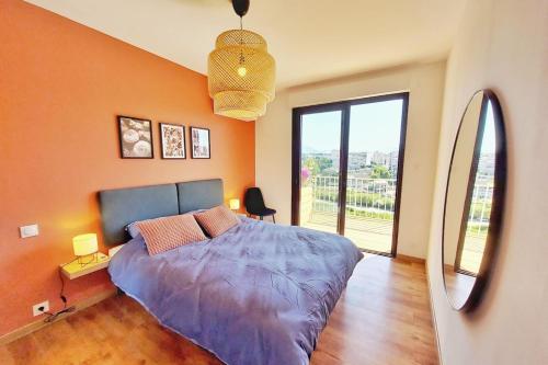 une chambre avec un lit et une grande fenêtre dans l'établissement Marlene - Terrace Free Parking - by TGB, à Ajaccio