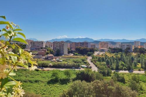 une vue d'une ville avec des montagnes en arrière-plan dans l'établissement Marlene - Terrace Free Parking - by TGB, à Ajaccio