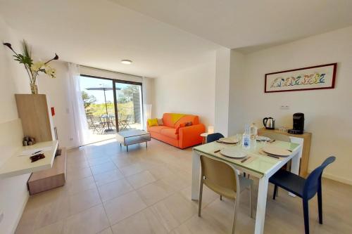 un salon avec une table et un canapé dans l'établissement Amalia - Sea view terrace Wifi Parking - by TGB, à Porticcio