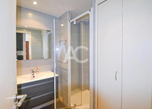 une salle de bain avec douche et lavabo dans l'établissement Le SORRENTO, à Antibes