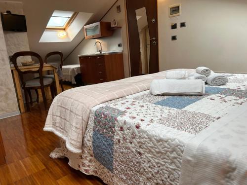 a bedroom with a bed with towels on it at Aurelia Garden Gold B&B in Rome