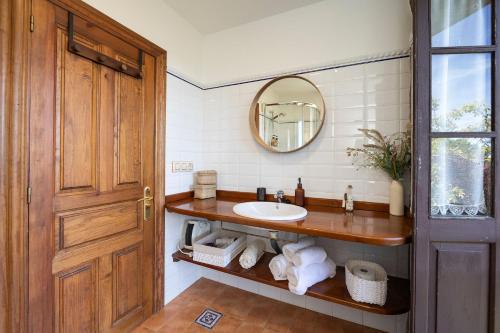 a bathroom with a sink and a mirror at Casa Rural Casa Selmo in Carreno