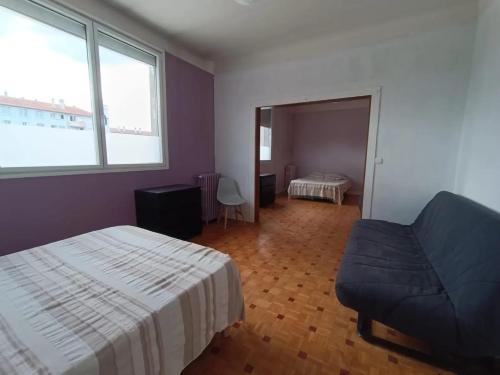 - une chambre avec un lit, un canapé et des fenêtres dans l'établissement Appartement spacieux à Montreuil, terrasse agréable, 150 m², à Montreuil