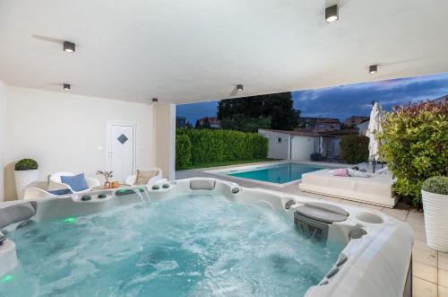 Πισίνα στο ή κοντά στο Villa Amia in Pula for 6 people with jacuzzi & kids playground - pet friendly