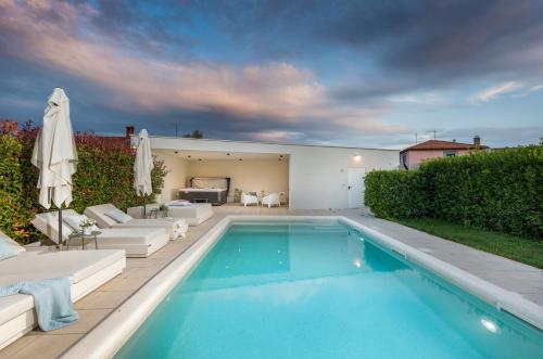 Villa Amia in Pula for 6 people with jacuzzi & kids playground - pet friendly