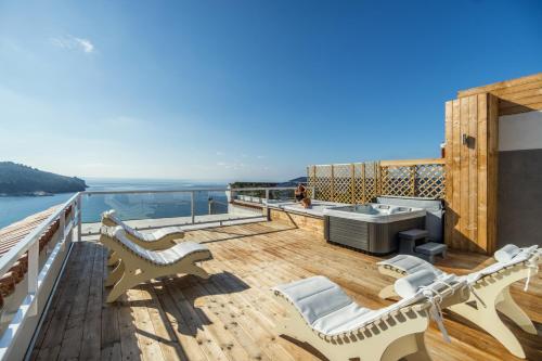 a deck with a view of the water at Hotel Santa Caterina in Palinuro