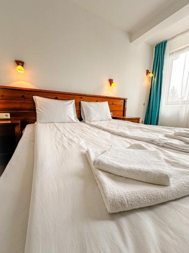 Postel nebo postele na pokoji v ubytování Banderitsa Hotel
