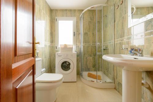 a bathroom with a washing machine and a sink at Bonito apartamento en Ingenio in Ingenio