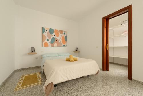 a bedroom with a bed and a painting on the wall at Bonito apartamento en Ingenio in Ingenio