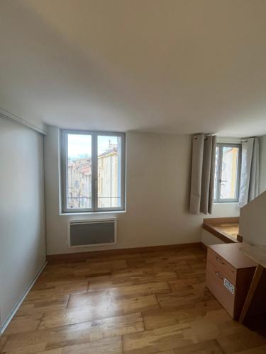 Cette chambre vide dispose de 3 fenêtres et de parquet. dans l'établissement Joli Duplex Centre Montpellier, à Montpellier