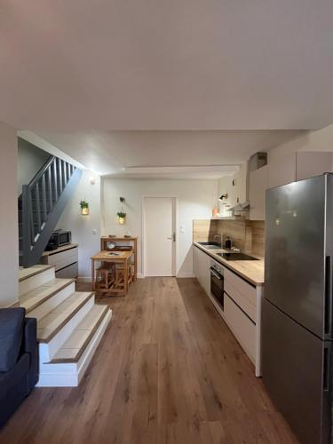 une cuisine avec un escalier menant à un salon dans l'établissement Joli Duplex Centre Montpellier, à Montpellier