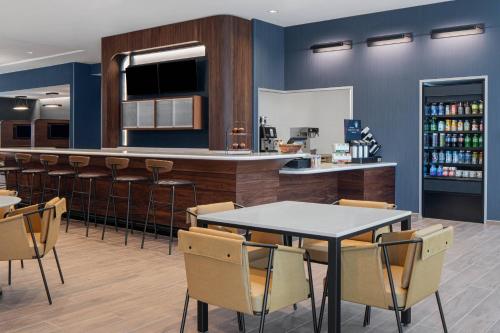 Lounge nebo bar v ubytování Courtyard by Marriott Houston I-10 West/Memorial