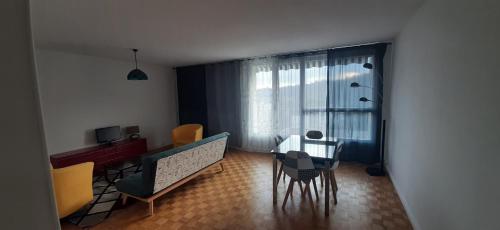 - un salon avec des chaises, une table et une fenêtre dans l'établissement Vallée de la Saône T3, à Fontaines-sur-Saône