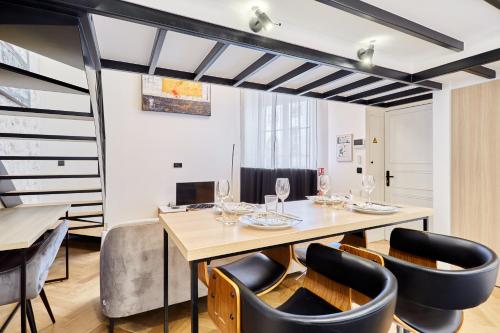 une salle à manger avec une table et des chaises dans l'établissement Duplex Center of Paris by Studioprestige, à Paris