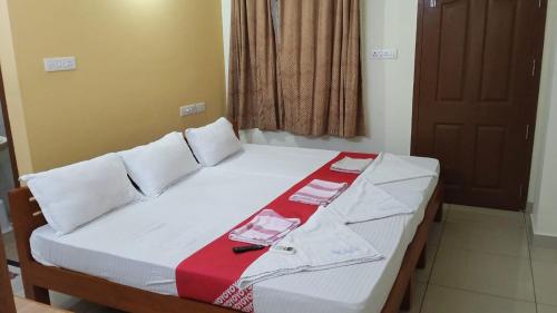 Ein Bett oder Betten in einem Zimmer der Unterkunft Sethu Residency