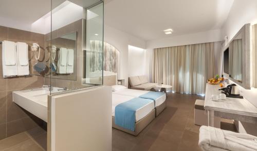 Katil atau katil-katil dalam bilik di The Aeolos Beach Hotel