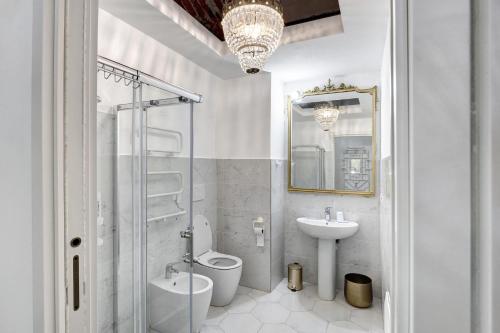 a bathroom with a shower toilet and a sink at Casa al mare in Pietra Ligure