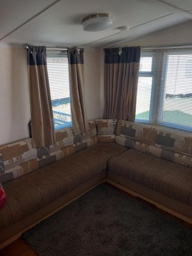 Zona de estar de caravan escape at happy days mablethorpe