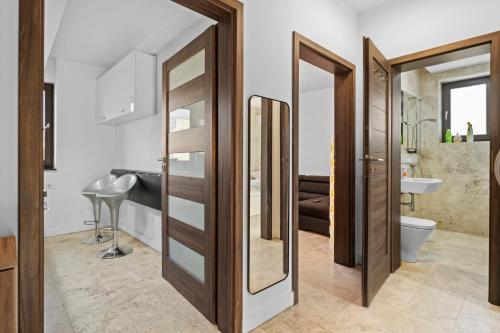 Ένα μπάνιο στο Ultra Central Apartment - Victory Avenue