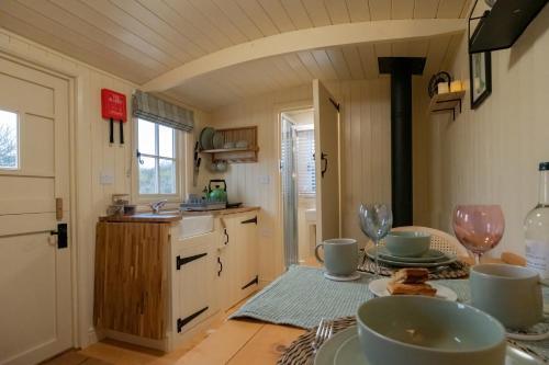 Kuchyň nebo kuchyňský kout v ubytování ShepherdsHut-Cotswolds-PetFriendly-WoodBurner